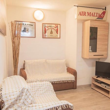 Central Villa Flatlet With Pool - Free Parking And Wifi Lija Exterior photo